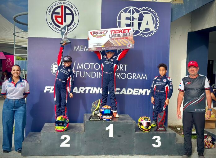 Sahmir Licairac Levanta El Boleto Ganador Para Ir A Donato Italia A Su Derecha Alaia Medina Y Ethan Pichardo En Los Extremos Eliana Serra Y Raymi Guzman